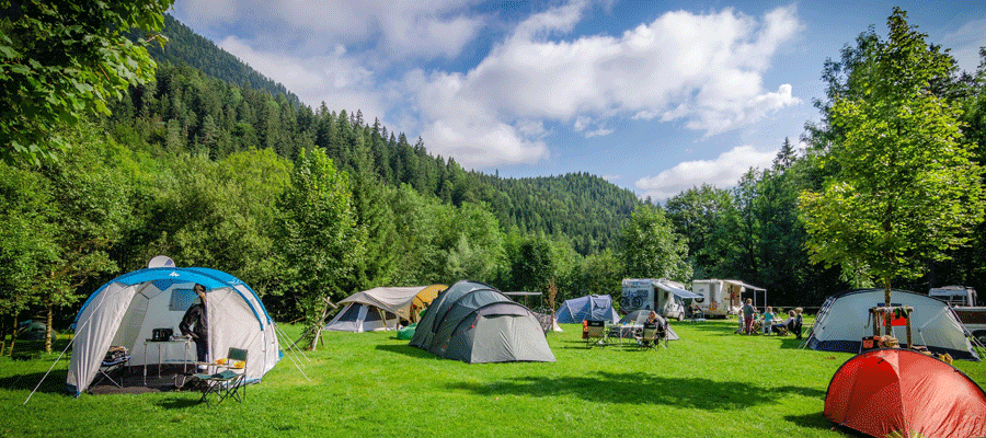 Pour profiter pleinement de vos vacances en camping, il est primordial de bien choisir son emplacement en fonction de nombreux critères et de vos attentes.